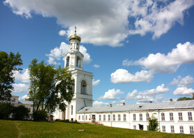 К колокольне примыкает Северный корпус (1823). Сейчас здесь располагается «администрация монастыря»: кельи наместника, казначея, эконома, канцелярия.