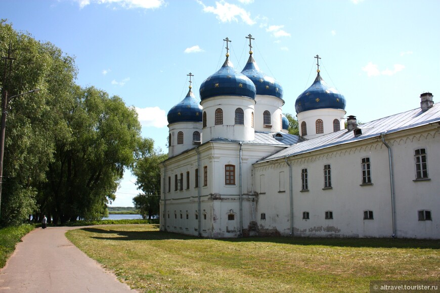 Крестовоздвиженский собор, вид снаружи монастыря.