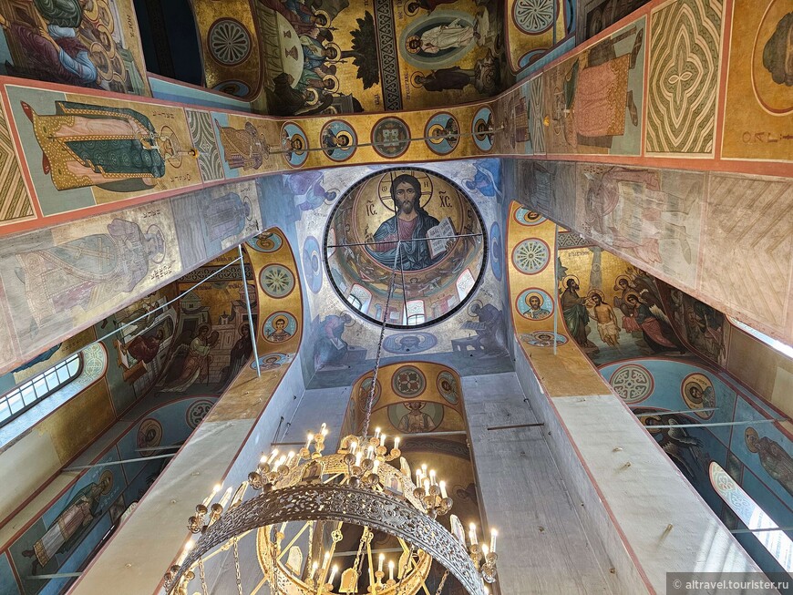 Внутри собора хорошо сохранилась роспись 1900-1902 гг. Две светлые полосы на стенах под куполом обозначают место, где был иконостас.

