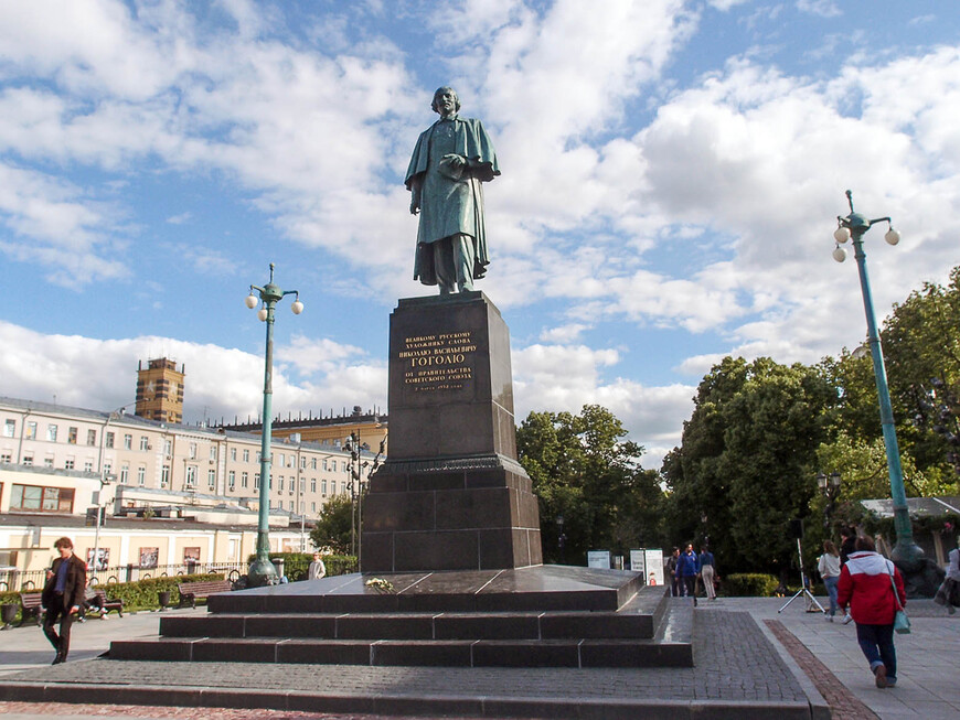 Памятник Н. В. Гоголю, 1951 год, скульптура работы Н. Томского.