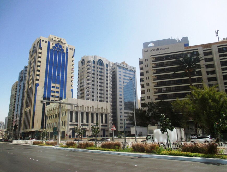 Вид на остановке Khalifa Bin Zayed St / Fatima Bint Mubarak St