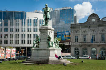 Участники протестов в Брюсселе демонтировали и повредили статую XIX века