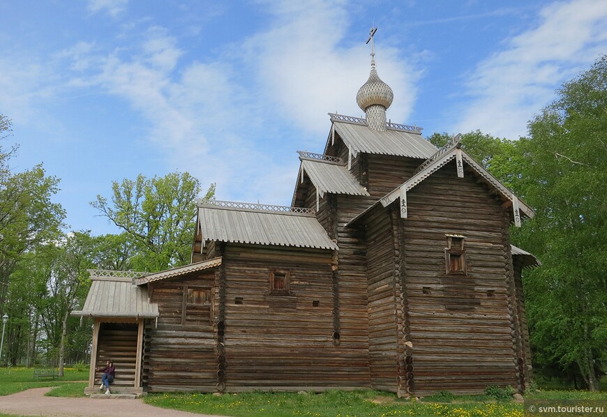 Церковь святителя Николая Чудотворца атмосферно смотрится на фоне вековых дубов и стройных берёз.Появилась в музее в 1972 году и через несколько лет была реставрирована.
