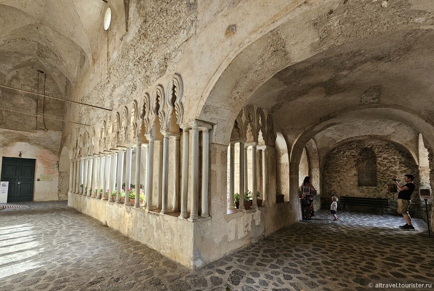 Верхний ярус клуатра  украшен почти невесомыми миниатюрными колоннами: 36 двойных колонн - с одной стороны и две стрельчатые арки с 6-ю двойными колоннами - с другой.
