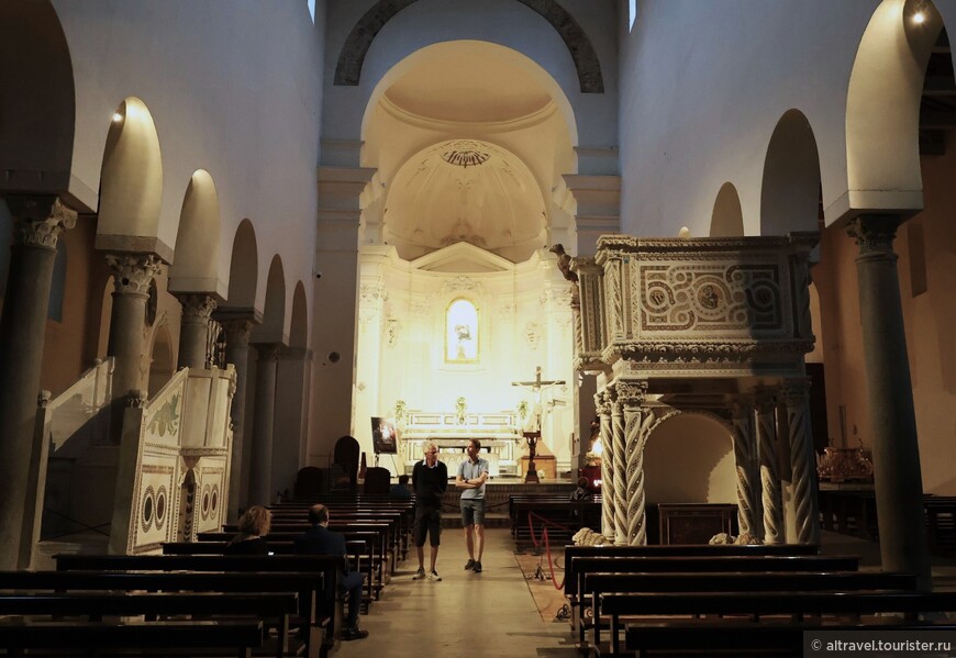 Общий вид интерьера собора с двойным амвоном. Двойные амвоны появились в западных храмах в 11-м веке.