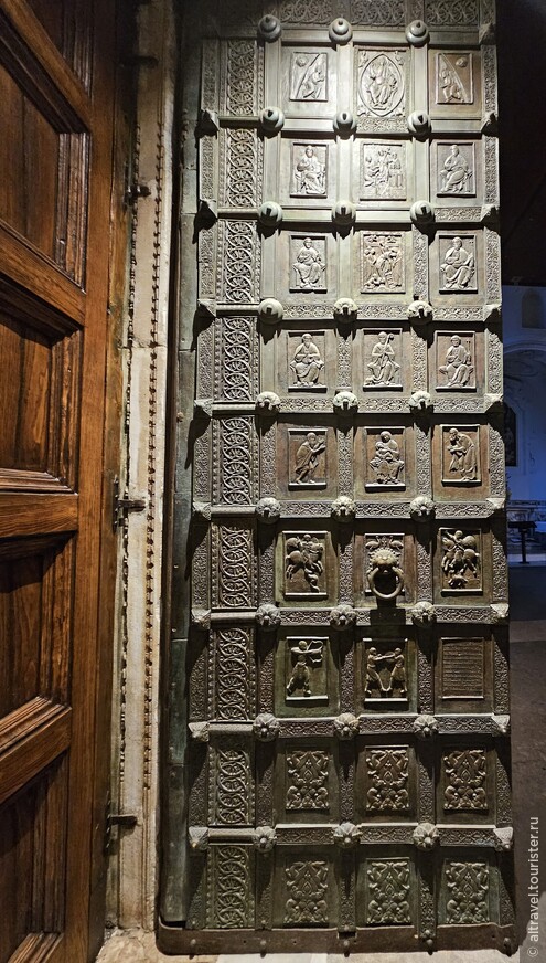 Бронзовые двери 12-го века.