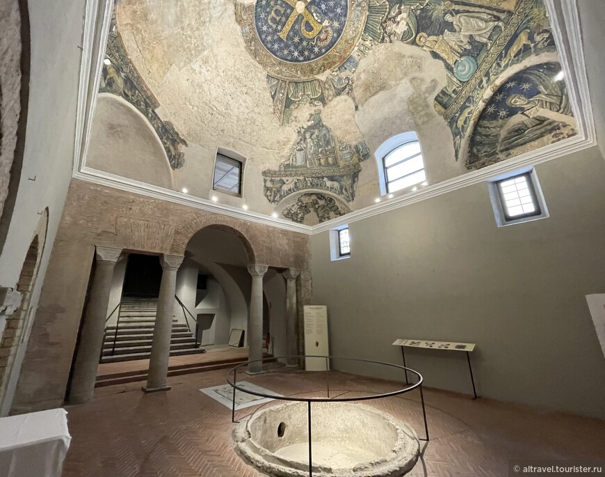 Сама крестильная купель выглядит очень скромно, а вот купол над ней с мозаиками 4-го века просто фантастический, хотя мозаики сохранились фрагментарно.