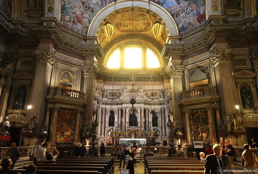 Официальное название главной часовни Дуомо - Королевская капелла сокровищ Святого Януария (Reale cappella del tesoro di San Gennaro).