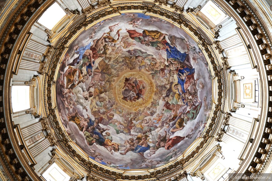 Купол капеллы Святого Януария с изображением сцены Рая расписывали Доменикино и Джованни Ланфранко.