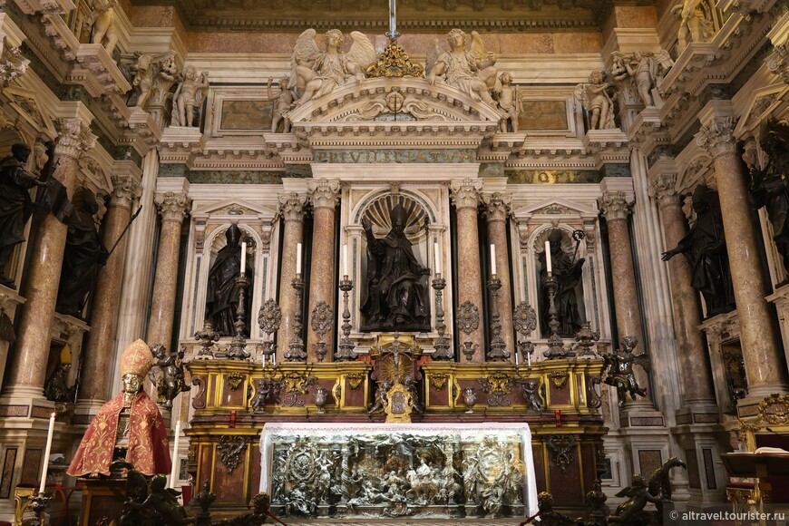Главный алтарь капеллы создал известный живописец и архитектор Франческо Солимена.