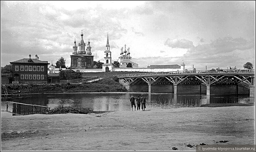 Дмитровский монастырь в 19 веке. Фотография, возможно, Прокудина-Горского (фрагмент)