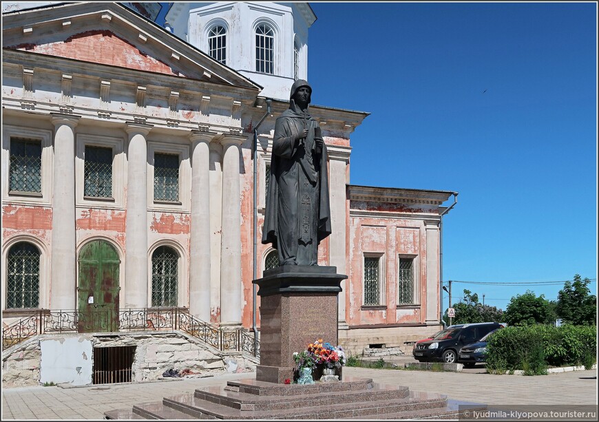 Памятник Анне Кашинской около Воскресенского собора