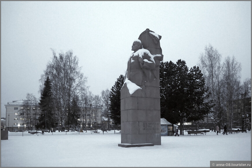 Памятник установили в 1967 году к юбилейной дате, авторы - скульпторы Л.Е. Кербель, В.И. Буякин.