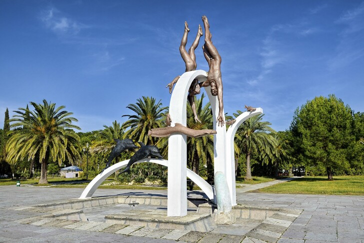 Знаменитая скульптура Ныряльщики - символ курорта