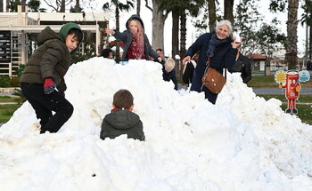 Власти Кемера привезли в город снег для жителей и туристов  