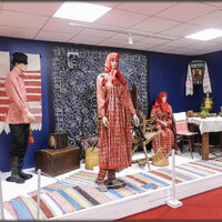 В музее выставлено богатое собрание северного народного искусства, включающее народный костюм, вышивку и ткачество. 