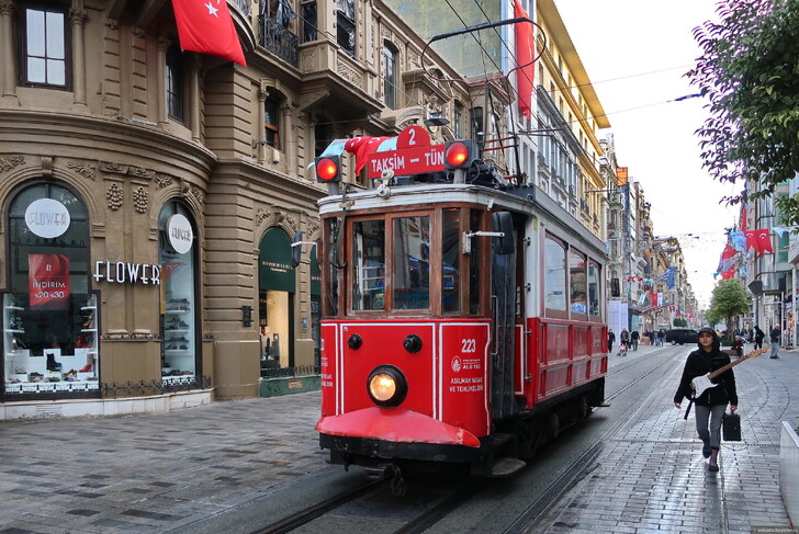 Красный исторический трамвай на улице Истикляль