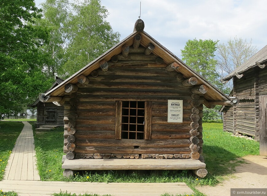 Житница М.Смирнова начала 20-го века постройки.Привезена в музей из д.Борихино Пестовского района.