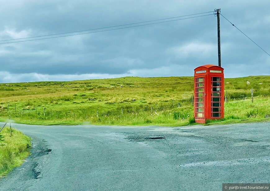 Действующая телефонная будка на пустынной дороге А855 на севере острова Скай