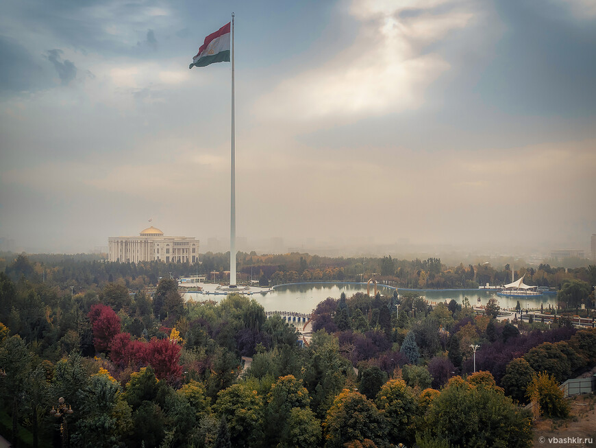 Вид на парк Национального флага и Дворец Нации.
