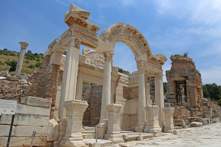 Памятники Эфеса исчисляются сотнями артефактов