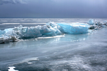 На Байкале лёд треснул с силой землетрясения 