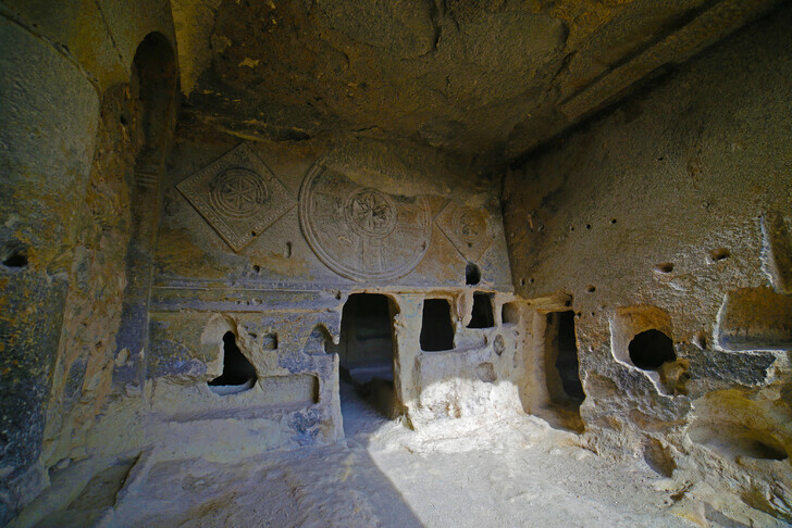 Древнейшие церкви Каппадокии построены в мягких туфовых скалах