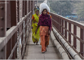 Портреты Агры на мосту через Ямуну (Индия)