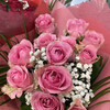 Розовые или красные розы. Цветы и офрмление могут значительно отличаться, в зависимости от наличия. 
