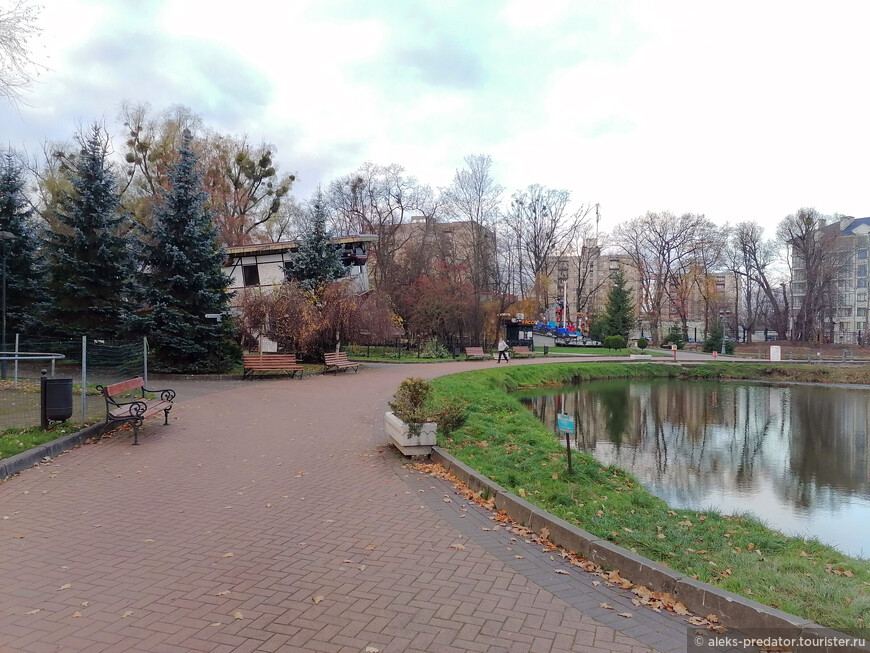 Тихий осенний парк в Калининграде