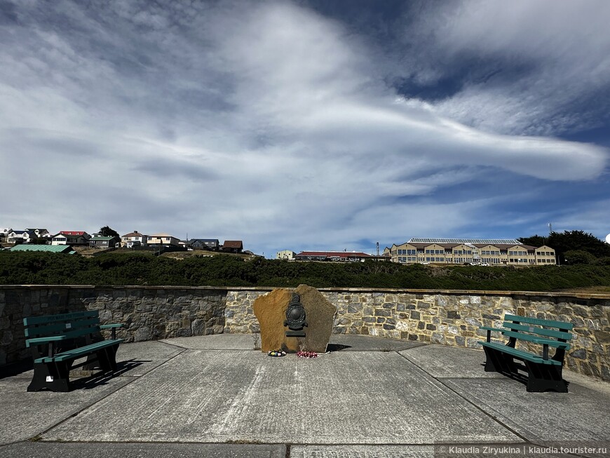 Королевский морской мемориал, установленный 3 января 2008 года, в честь Королевской морской пехоты. создан из камня острова Сондерс и имеет знак с фуражки Королевской морской пехоты.
