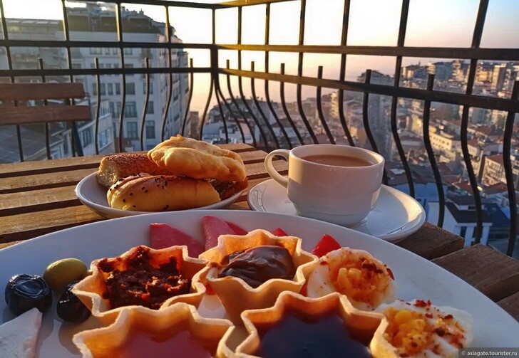 Завтрак в отеле Juno Hotel и вид на Стамбул