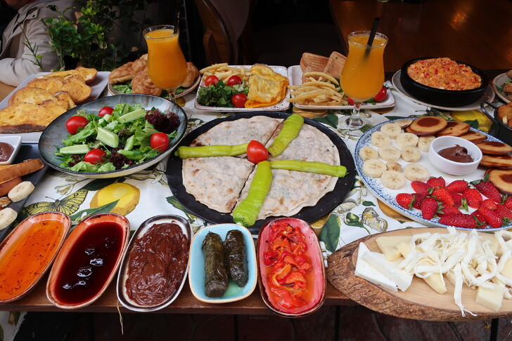 Турецкий завтрак в Каракёе