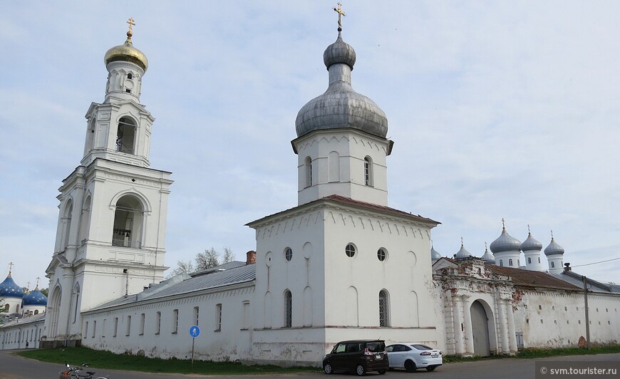 В 12-13 веках Юрьевский монастырь стал,можно сказать,государственным монастырем Новгородской республики,ведя княжескую летопись.