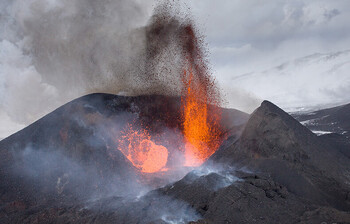 В Исландии вновь началась эвакуация из-за извержения вулкана 