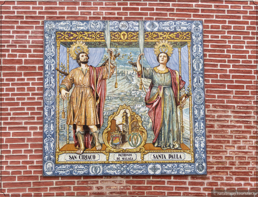 Панно из изразцов с изображением мучеников Кириако и Паулы на фасаде церкви Святых мучеников