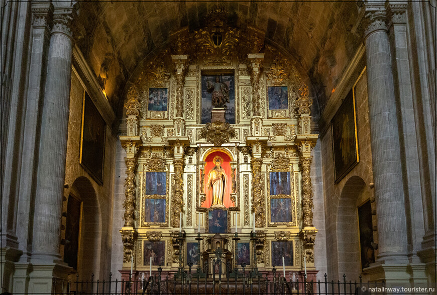 Часовня Святого Сердца (Capilla del Sagrado Corazón). Барочный алтарь посвящен святому Пелайо (San Pelayo)