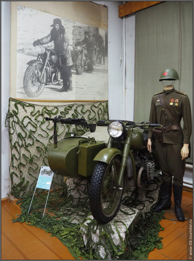 М-72 - первая модель Ирбитского мотоциклетного завода. Выпускалась с 1941 по 1955 год для подразделений Советской Армии. Комплектовалась ручным пулеметом Дегтярева. Максимальная скорость 85 км/час. Мощность 22 л.с. Вес в заправленном состоянии - 340-350 кг. Рабочий объем 745 куб.см.