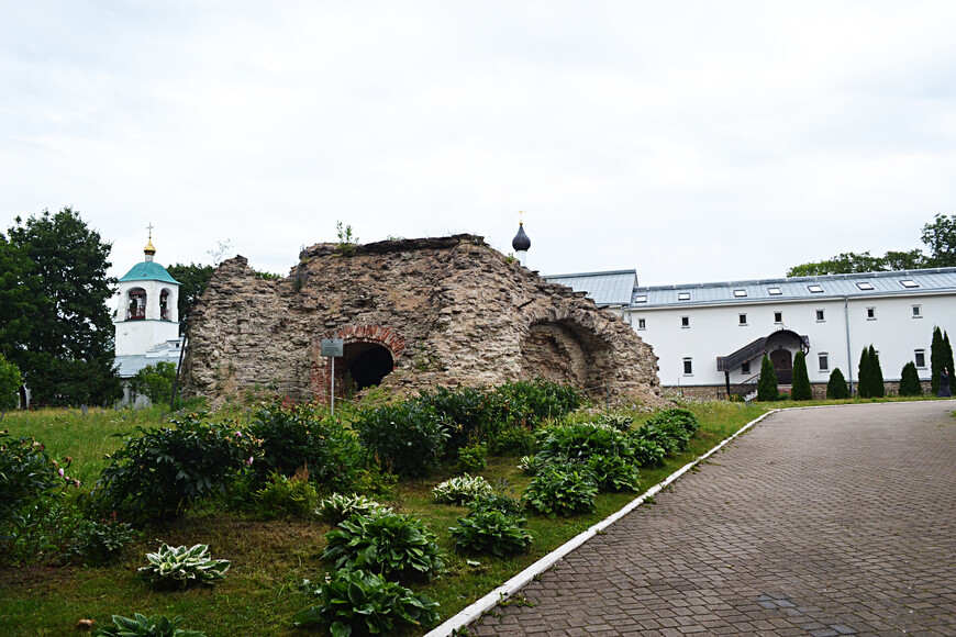 Руины башни-колокольни на территории монастыря