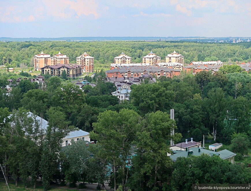 Новый квартал на Заречной стороне. В правом верхнем углу фотографии — башни Спасо-Прилуцкого монастыря.
