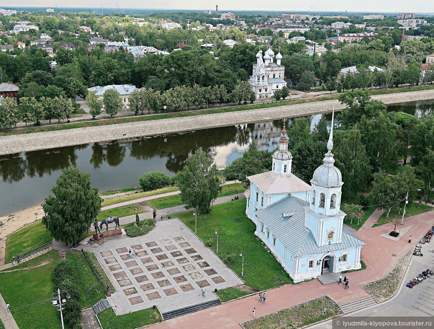 Часть Кремлёвской площади с памятником Батюшкову, церковь Александра Невского (18 век), за рекой — церковь Иоанна Златоуста (17 век).