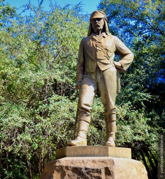Памятник Дэвиду Ливингстону на водопаде Виктория на стороне Зимбабве