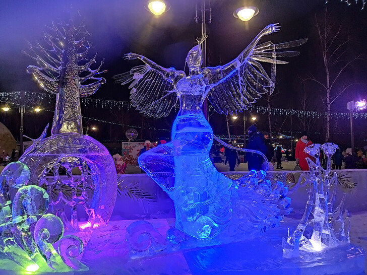 Работы участников фестиваля ледовой скульптуры «Хрустальный Томск»