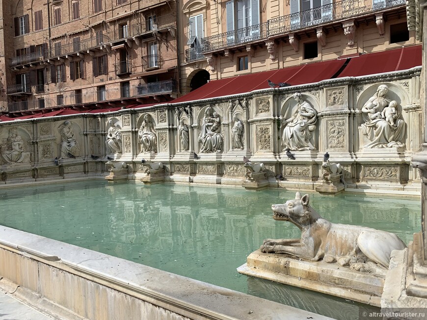 Фонтан радости (итал. Fonte Gaia), созданный на площади в 1400-1409 гг. знаменитым сиенским скульптором Якопо делла Кверча, сейчас заменён его точной копией. Он не только украшал площадь, но и многие столетия был источником чистой воды для горожан.