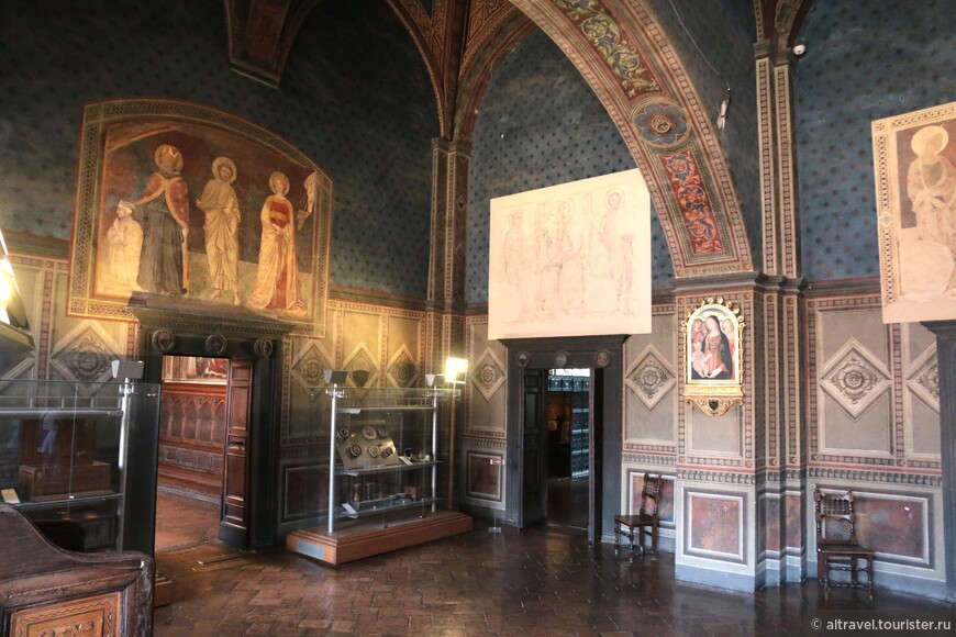 Прихожая консистории. В этом помещении находятся фрески и картины, перенесённые из других мест в палаццо. Некоторые из них очень недурны, например: