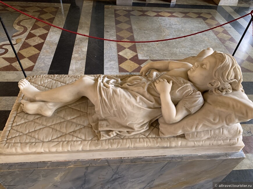 В Зале Рисорджименто мы увидели вот такую трогательную скульптуру (ок.1860) маленкой спящей девочки работы сиенского скульптора Джованни Дюпре. Её звали Луиза Муссини, и она был дочерью друга Дюпре.