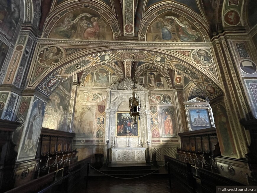 Капелла палаццо расписана фресками Тадео ди Бартоли на тему Жития Девы Марии. В ней же находятся замечательные инкрустированные деревянные хоры (1428) работы Доменико ди Никколо.