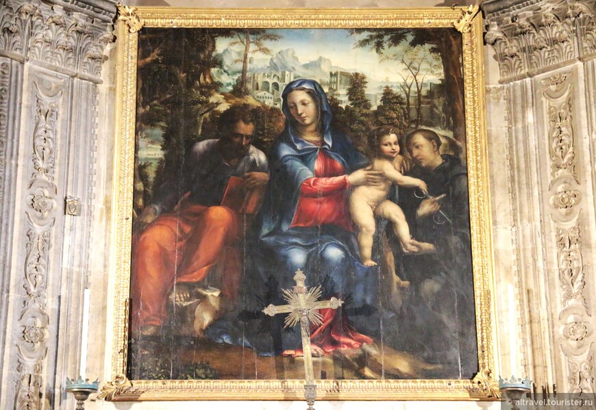 В алтаре капеллы - картина Содомы Святое семейство со св.Леонардом. Ок.1530.