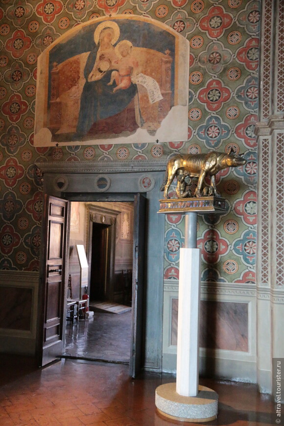 В Вестибюле - позолоченная волчица - символ Сиены, а также фреска на стене - плохо (к сожалению) сохранившаяся Мадонна кисти Амброджио Лоренцетти.