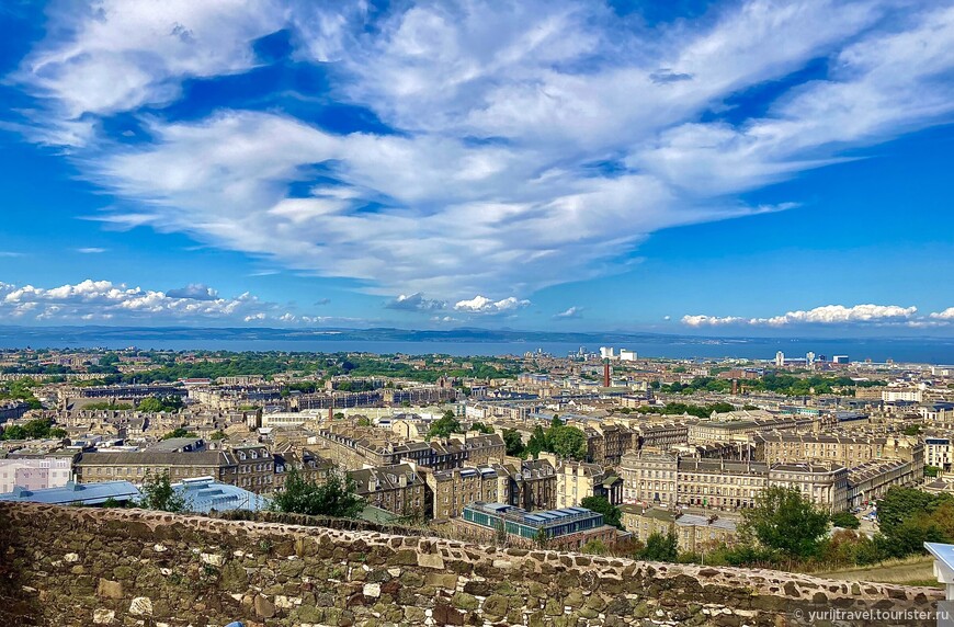 Взгляд на Эдинбург с высоты холма Калтон